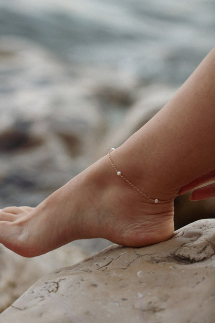Chaîne de cheville Manon perles d'eau douce – dorée or 24k recyclé, fait main en Provence | KariBoo Bijoux