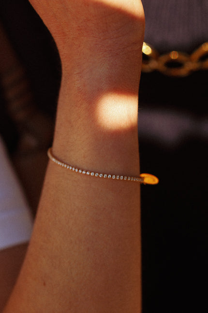 Bracelet fin Adèle – porté | KariBoo Bijoux