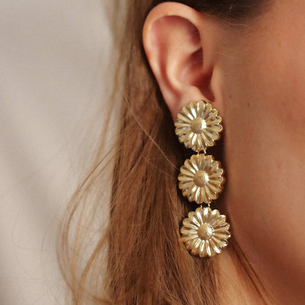 Clous d'oreilles Flora trio perles – dorés or 24k recyclé, faits main en Provence | KariBoo Bijoux