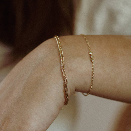 Jonc bracelet Eléna tressé – porté | KariBoo Bijoux