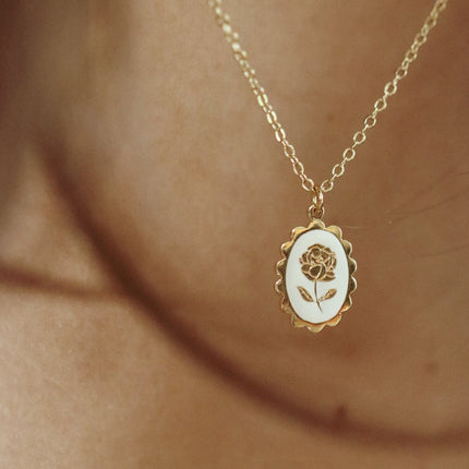 Collier médaille émaillée rose – doré or 24k recyclé, fait main en Provence | KariBoo Bijoux