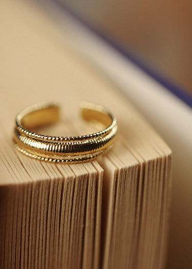 Eléna ring model 1 (striated ring in the center)