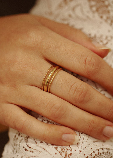 Eléna ring model 1 (striated ring in the center)