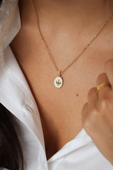 Collier médaille émaillée hirondelle