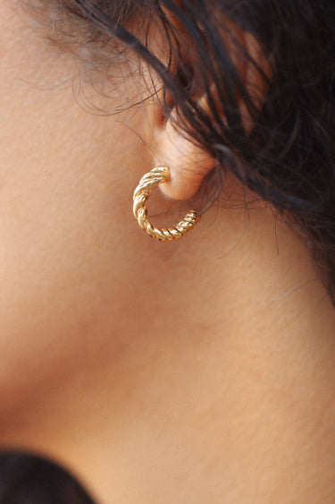 Petites créoles Carmen – portées | KariBoo Bijoux