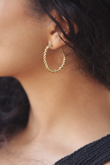 Grandes créoles Carmen – détail | KariBoo Bijoux